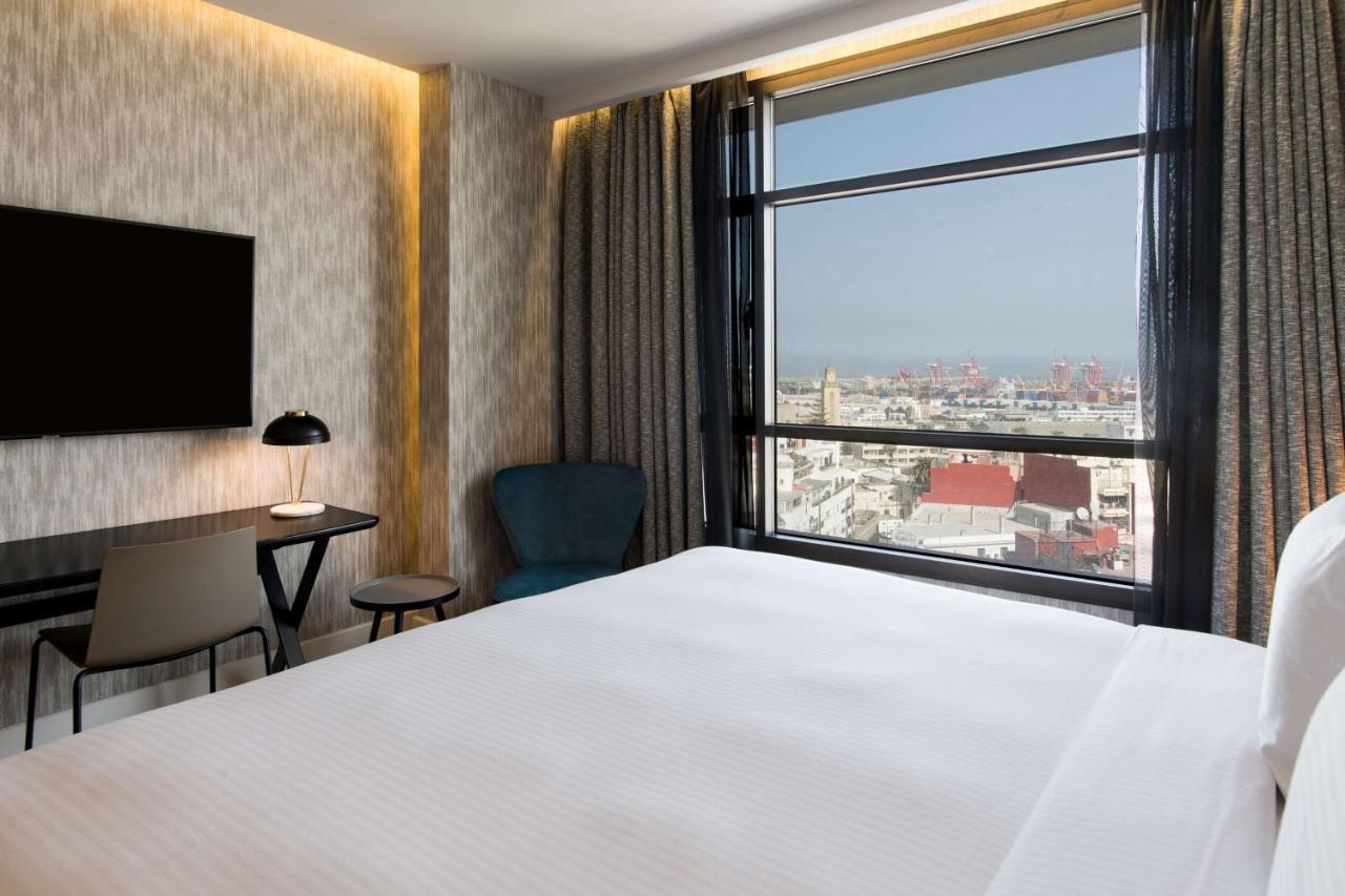 Radisson Blu Hotel Casablanca City Center Εξωτερικό φωτογραφία A guest room at the hotel
