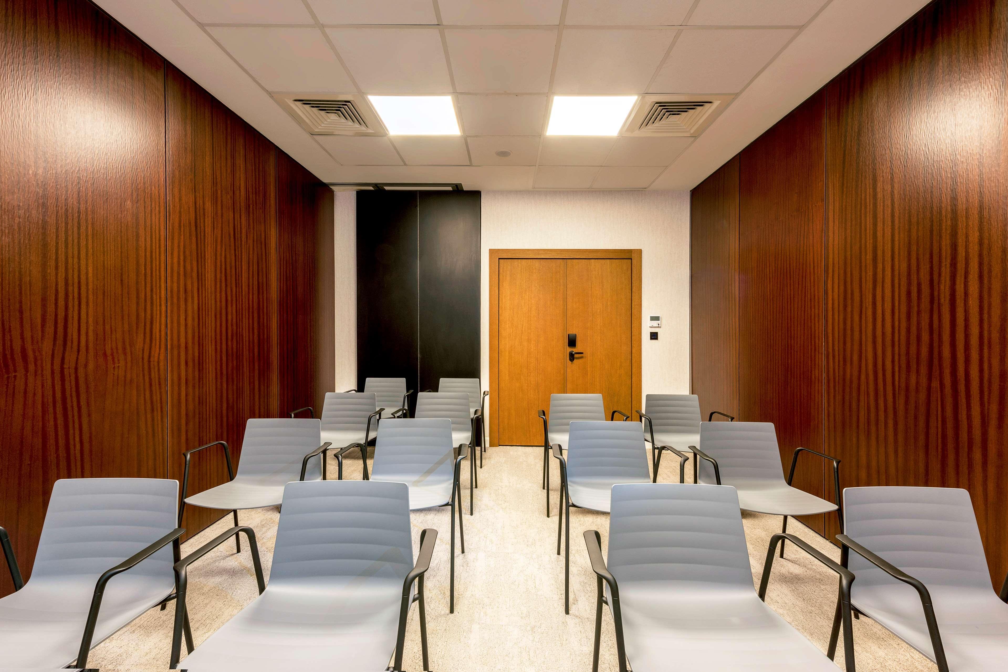 Radisson Blu Hotel Casablanca City Center Εξωτερικό φωτογραφία A meeting room at the European University Barcelona