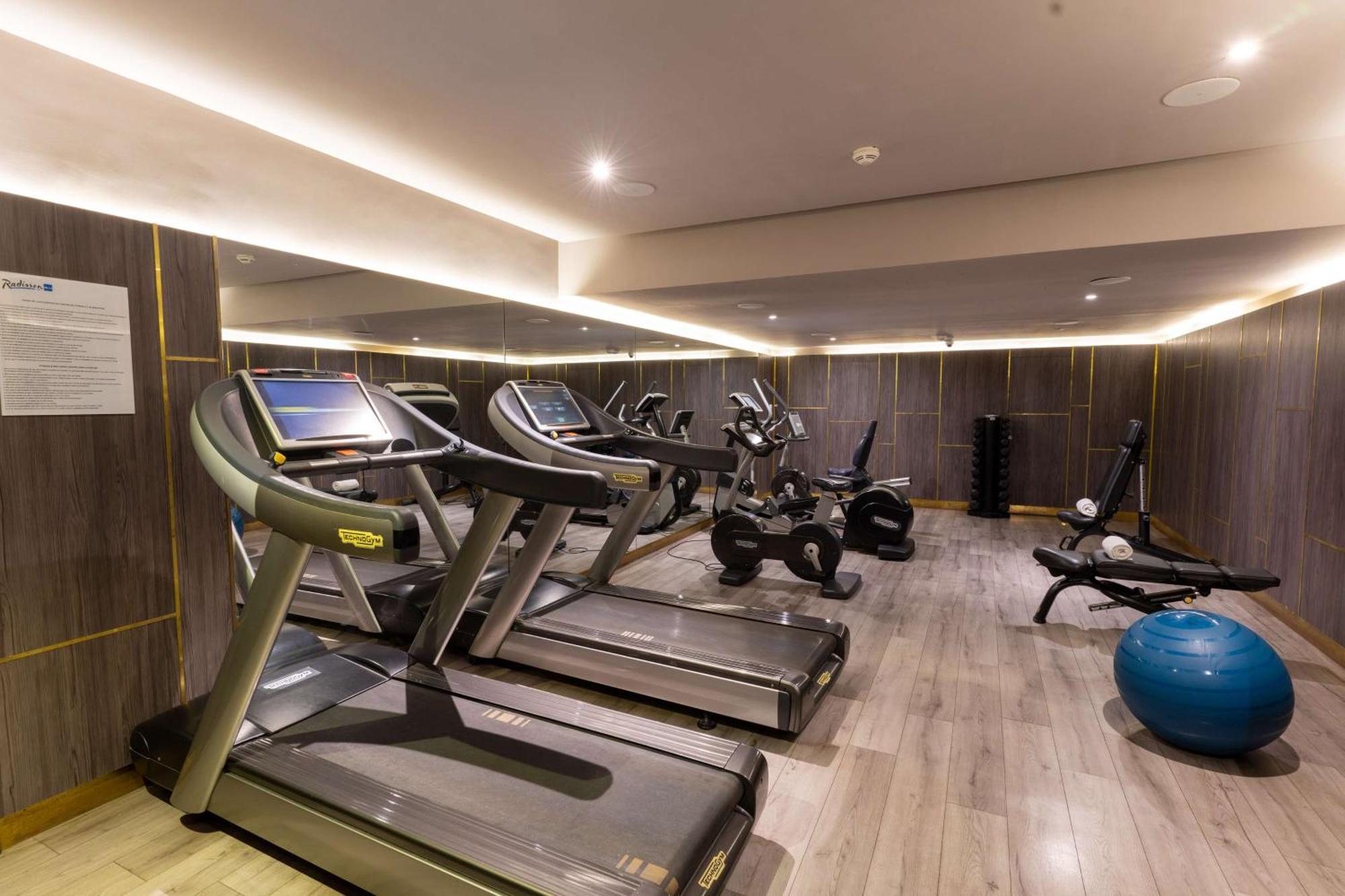 Radisson Blu Hotel Casablanca City Center Εξωτερικό φωτογραφία The gym at the hotel