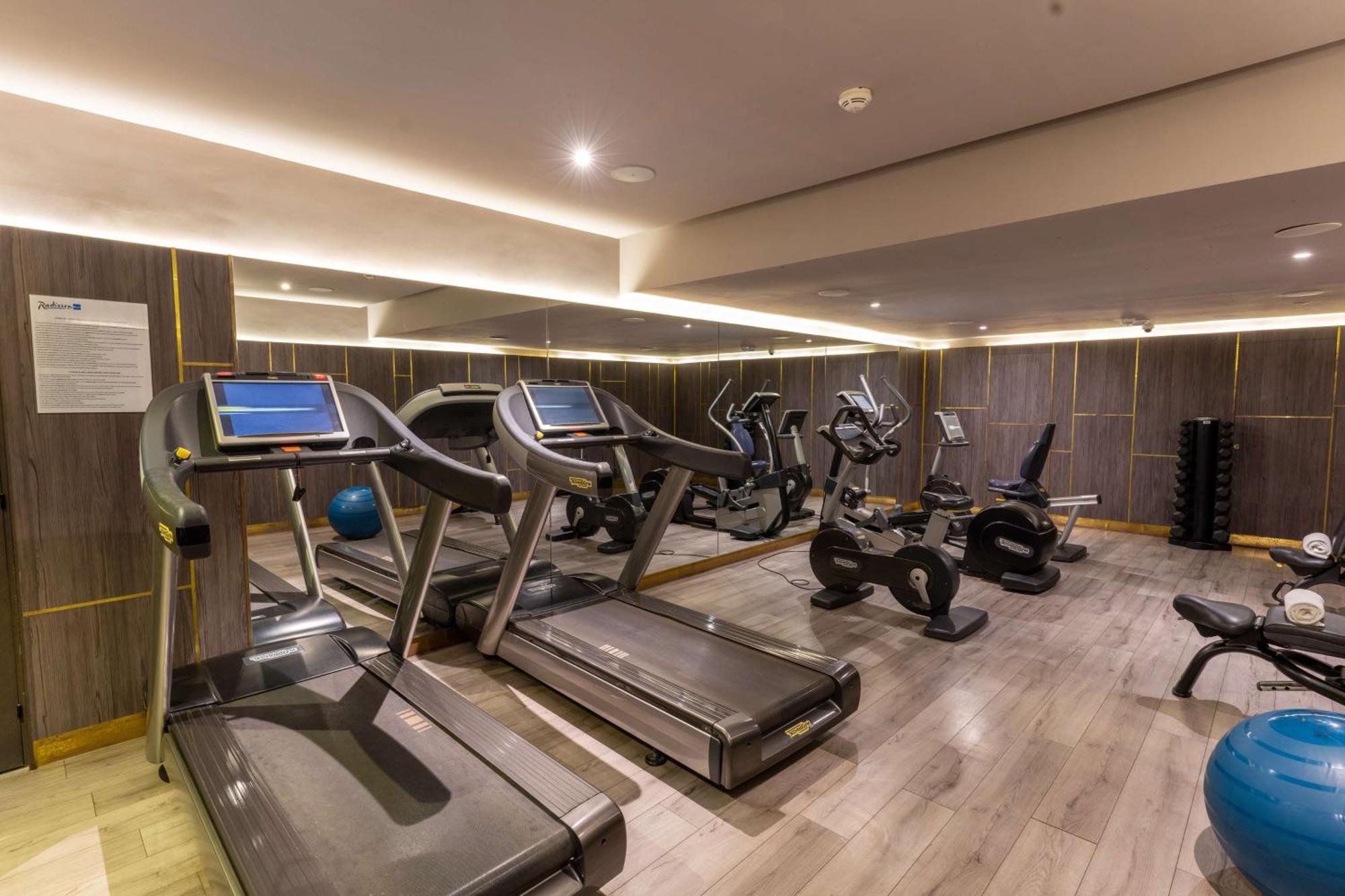 Radisson Blu Hotel Casablanca City Center Εξωτερικό φωτογραφία The gym at the hotel