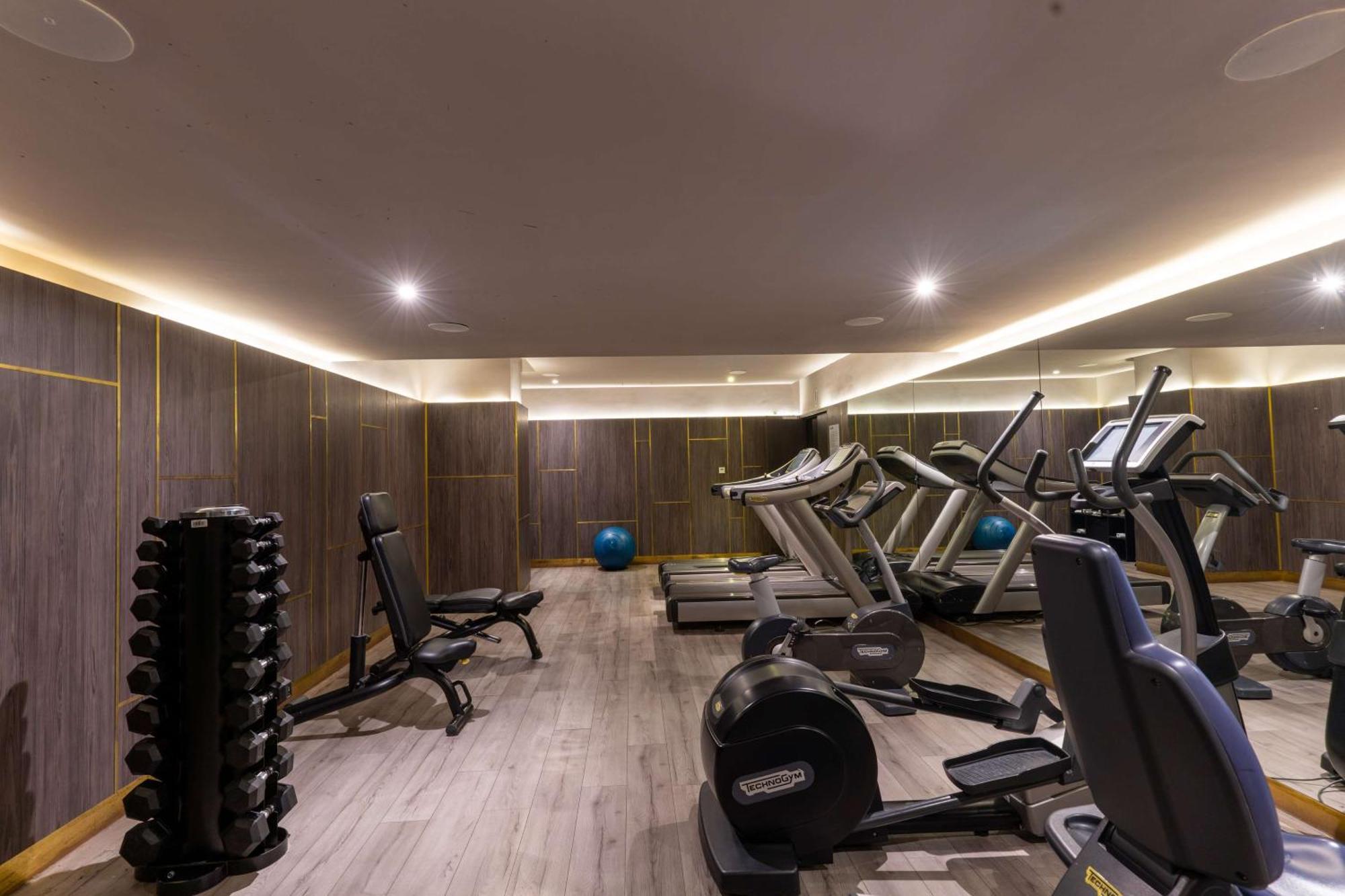 Radisson Blu Hotel Casablanca City Center Εξωτερικό φωτογραφία The gym at the hotel