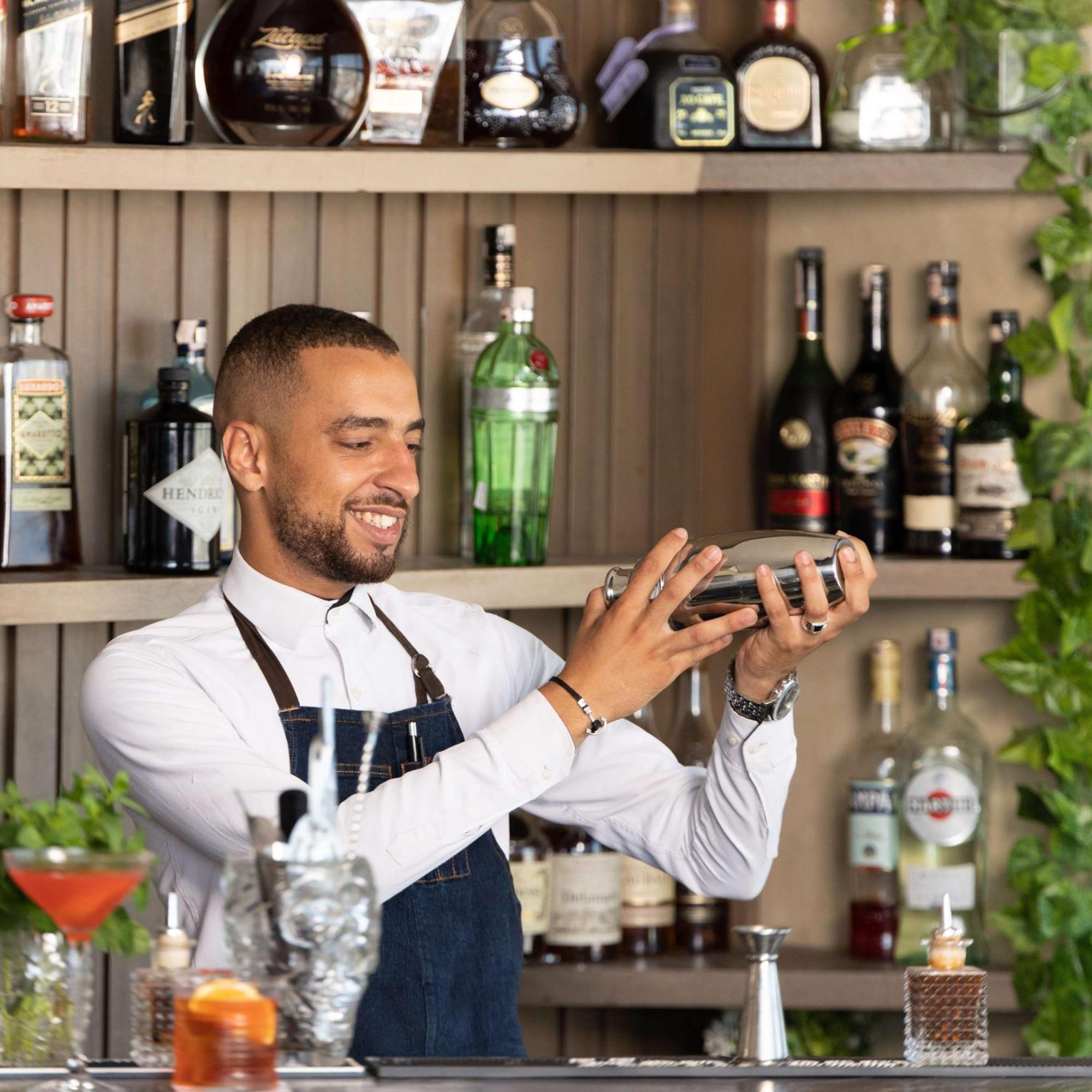 Radisson Blu Hotel Casablanca City Center Εξωτερικό φωτογραφία A bartender at work